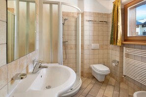 Shower - 'Appartamento 3' with Mountain View, Shared Garden & Wi-Fi (Livigno)