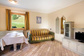 Living area - 'Appartamento 3' with Mountain View, Shared Garden & Wi-Fi (Livigno)