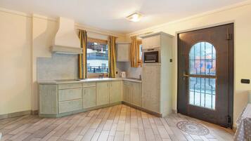 Kühlschrank, Mikrowelle, Herdplatte, Wasserkocher