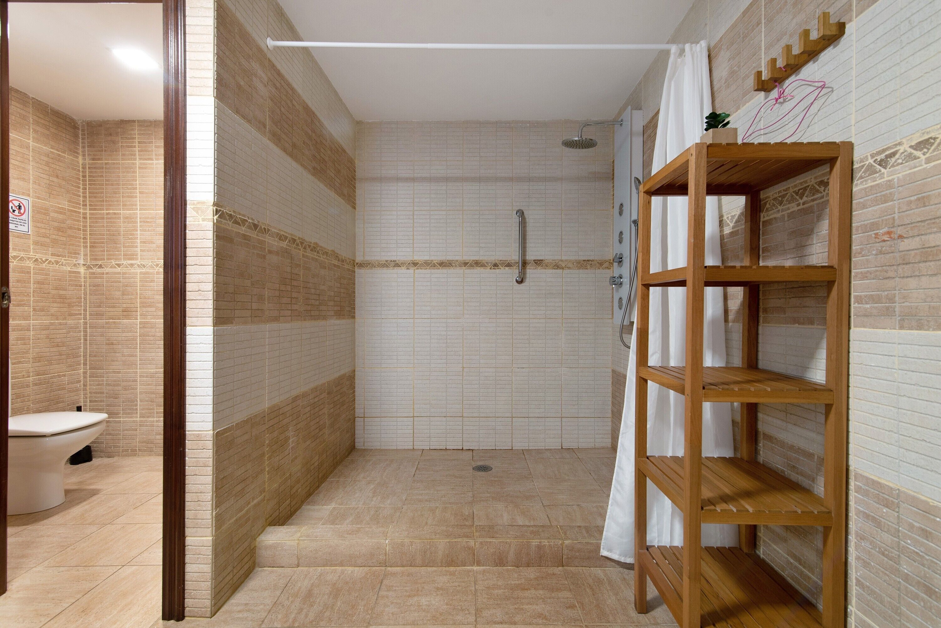 Een douche, een haardroger, handdoeken