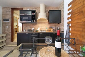 Fridge, microwave, stovetop, coffee/tea maker - Holiday Villa 'La Quinta De Vals' with Mountain Views, Wi-Fi and Air Conditioning (Valsequillo)