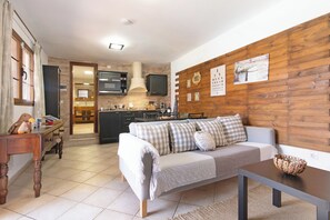 TV - Holiday Villa 'La Quinta De Vals' with Mountain Views, Wi-Fi and Air Conditioning (Valsequillo)