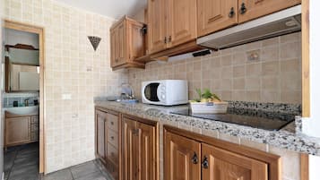 Refrigerador, microondas, placa de cocina, cafetera/tetera
