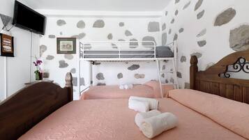 3 slaapkamers, een strijkplank/strijkijzer, gratis wifi, beddengoed