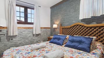 2 bedrooms, iron/ironing board, free WiFi, bed sheets