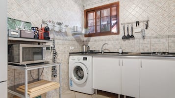 Frigorifero, microonde, piano cottura, lavastoviglie