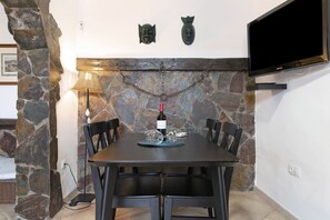 Dining - Villa "La Casita de Vals" with mountain views, pool, garden, air conditioning and Wi-Fi (Valsequillo)