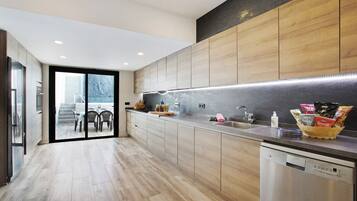 Een koelkast, een microgolfoven, een oven, een kookplaat