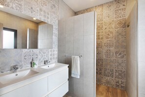 Suihku, hiustenkuivaaja, pyyhkeet