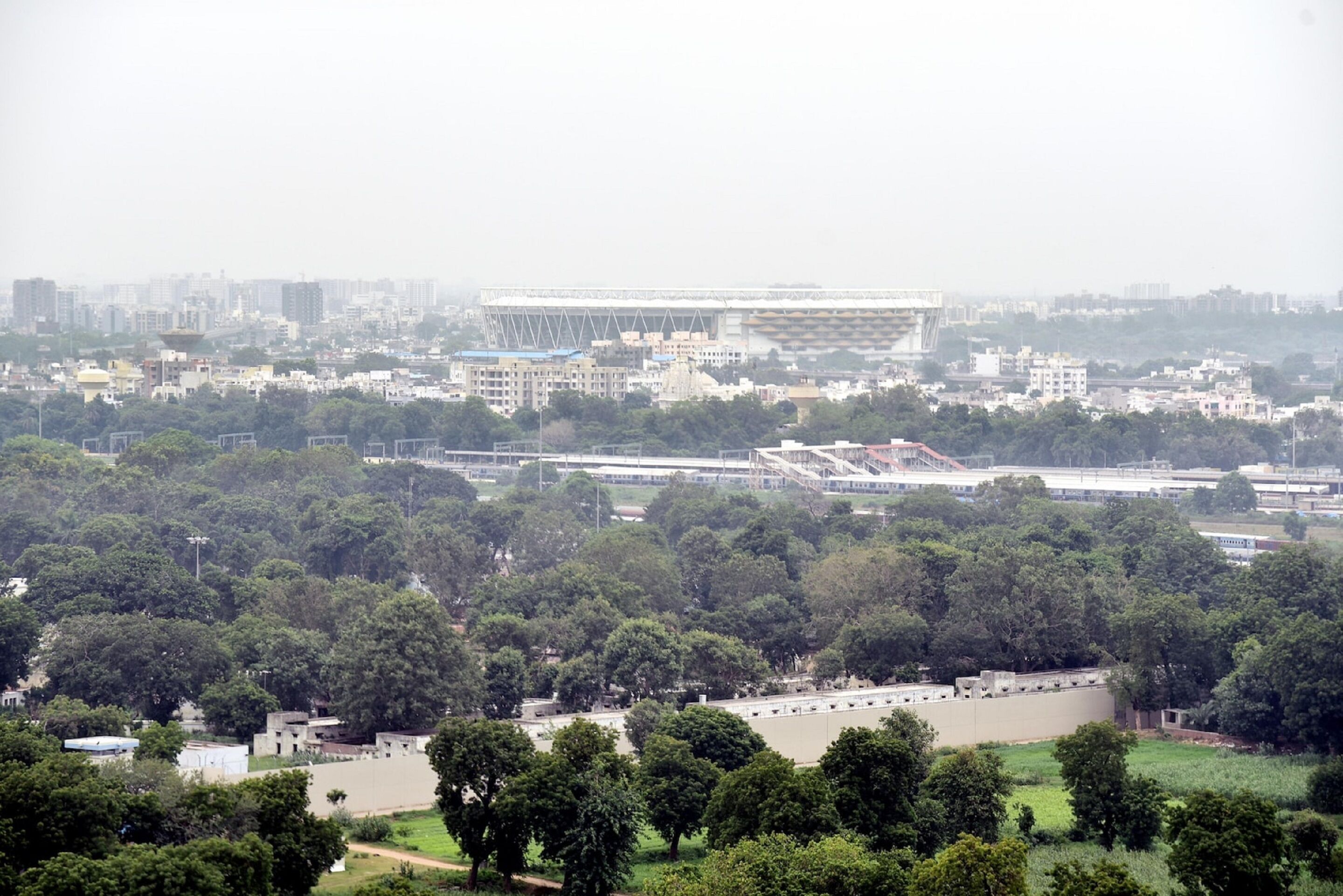 Un estadio rodeado de árboles y edificios.
