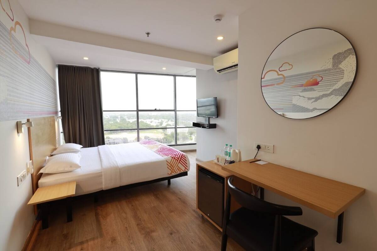 Luxe Queen Room | Premium bedding, desk, WiFi (free), bed sheets