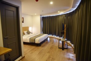 Premium bedding, desk, free WiFi, bed sheets - Ginger Ahmedabad RTO Circle (Ahmedabad)