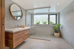 Duschwanne, kostenlose Toilettenartikel, Haartrockner, Bademäntel