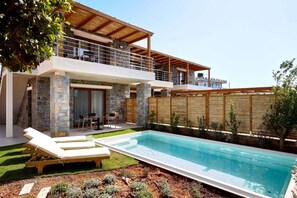 Two Bedroom Villa with Private Pool and Garden View | 1 camera, una cassaforte in camera, una scrivania, tende oscuranti