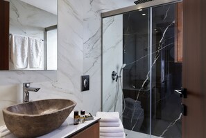 One Bedroom Suite with Outdoor Hot tub and Private Garden | Bathroom | Shower, free toiletries, hair dryer, bathrobes