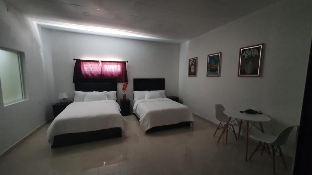 Habitación con 1 cama matrimonial o 2 individuales, 2 camas matrimoniales | Edredón, escritorio y espacio para trabajar con laptop 