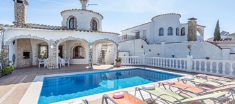 0038-CREUS  House at the canal with pool and mooring