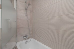 Badewanne, Haartrockner, Handtücher, Seife