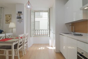 Fridge, microwave, oven, stovetop - Apartment in Malaga Historic Center (Málaga)