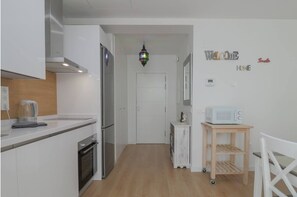 Fridge, microwave, oven, stovetop - Apartment in Malaga Historic Center (Málaga)