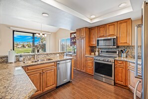 Kjøleskap, mikrobølgeovn, ovn og kaffetrakter/tekoker