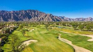A golf course with a mountain backdrop, surrounded by residential areas. - PGA West 3Bed Golf Mountain and Course View Home (La Quinta)