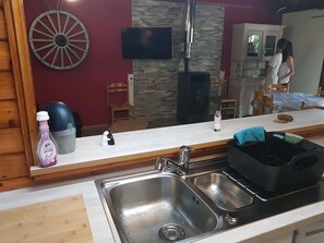 Réfrigérateur, four, plaque de cuisson, bouilloire électrique