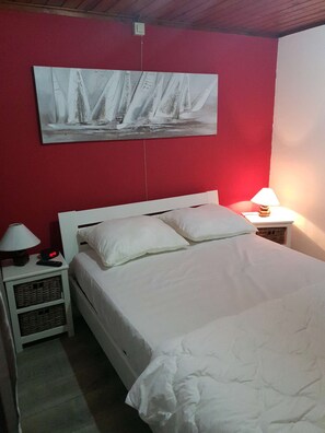 2 bedrooms, desk, iron/ironing board, WiFi