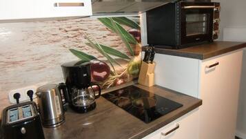 Fridge, microwave, stovetop, coffee/tea maker