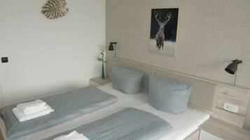 1 bedroom, desk, internet, bed sheets