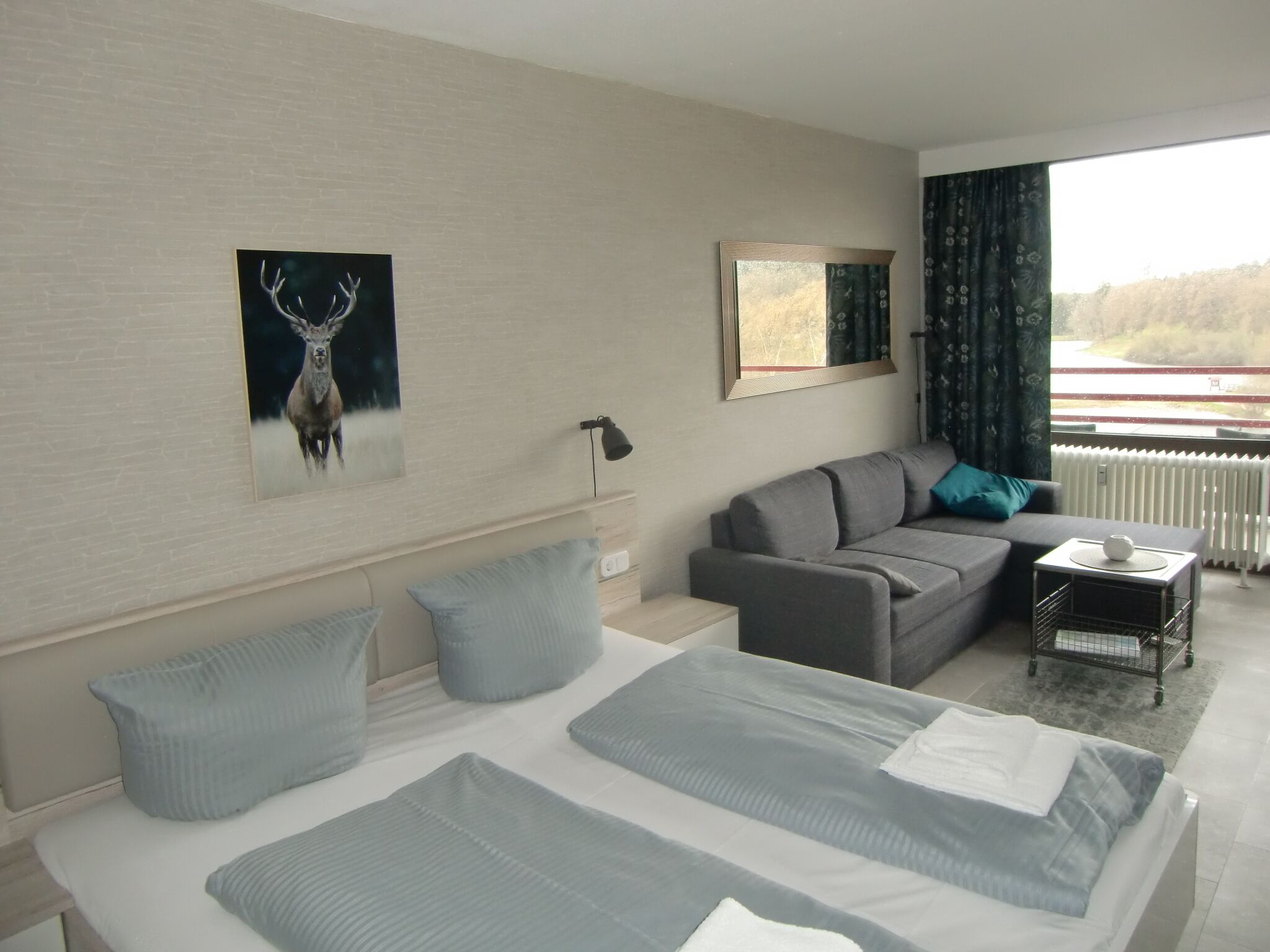 1 dormitori, escriptori, Internet i roba de llit 