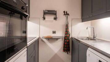 Refrigerador, horno, lavavajillas y cafetera y tetera