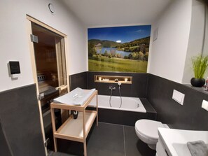 Baignoire, sèche-cheveux, savon, papier toilette