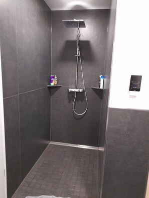 Badkar, hårtork, tvål och toalettpapper
