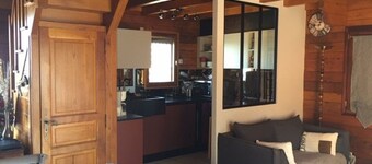 Cozy Chalet for 6-8, Near Shops, Modern Amenities, Ski Storage & Free Parking
