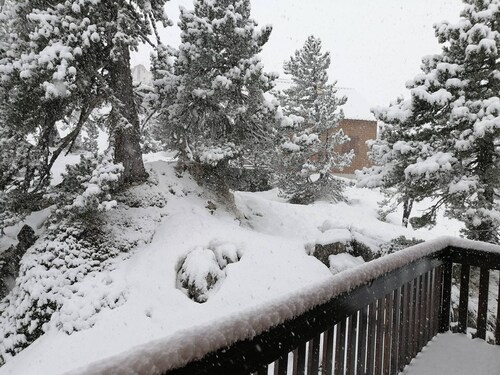 Cozy Chalet for 6-8, Near Shops, Modern Amenities, Ski Storage & Free Parking