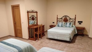 A bedroom with a bed, two bedside tables, a dresser, a mirror, and a door. - Hotel Novo (Ponferrada)