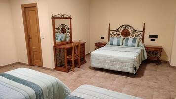 Eenvoudige driepersoonskamer | Een bureau, gratis wifi, beddengoed