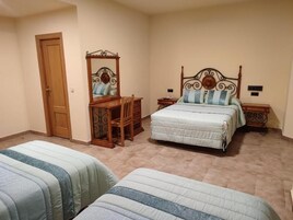 Escritorio, wifi gratis y ropa de cama 