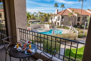 Outdoor dining - **NEW** Beautiful Racquet Club Condo (Scottsdale)