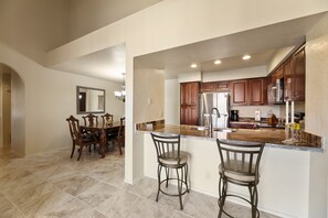 Fridge, microwave, oven, stovetop - **NEW** Beautiful Racquet Club Condo (Scottsdale)