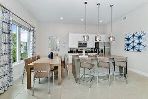 Fridge, oven, stovetop, dishwasher - Elegant Condo with Pool Table near Disney with Resort & Waterpark Access -. (Kissimmee)