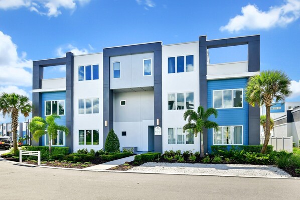 Exterior - Elegant Condo with Pool Table near Disney with Resort & Waterpark Access -. (Kissimmee)