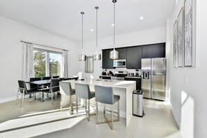 Réfrigérateur, four, plaque de cuisson, lave-vaisselle