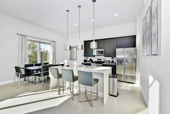 Réfrigérateur, un four, surface de cuisson, lave-vaisselle