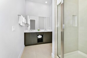 Shower, hair dryer, towels, soap - Contemporary Condo with Pool Table near Disney with Resort & Waterpark Access -. (Kissimmee)