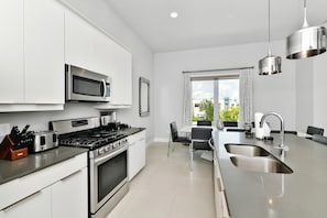 Fridge, oven, stovetop, dishwasher