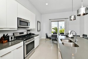 Fridge, oven, stovetop, dishwasher