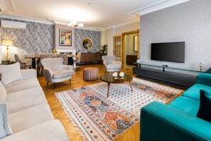 华丽公寓, 3 间卧室, 阳台, 泳池景观 | 埃及棉床单、高档床上用品、特色装修、特色家居