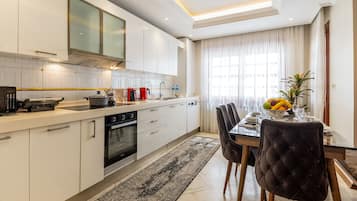 Deluxe-Apartment, 3 Schlafzimmer, Balkon, Poolblick | 1 Schlafzimmer, Bettwäsche aus ägyptischer Baumwolle